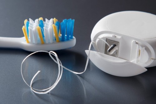 Чистка зубной щеткой и зубной нитью
